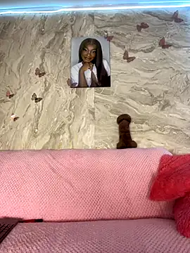 Snapshot of ezlyne-01 chatting on 11/15/25, 12:08 ezlyne-01 online show from 11/15/25, 12:08