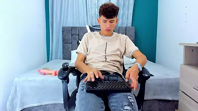 Nicolas Torres  online show from 11/20/25, 04:34