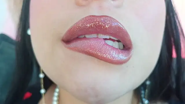Snapshot of mia_roux1 chatting on 03/27/26, 10:42 mia roux1 online show from 03/27/26, 10:42