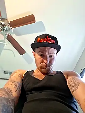 Snapshot of DadDDick925 chatting on 10/23/25, 10:52 DadDDick925 online show from 10/23/25, 10:52