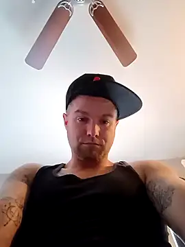 Snapshot of DadDDick925 chatting on 10/30/25, 07:47 DadDDick925 online show from 10/30/25, 07:47