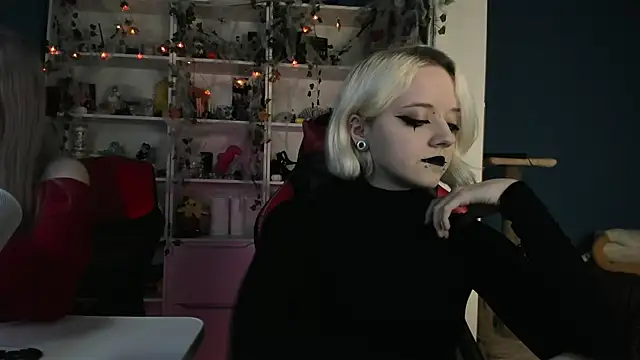 Snapshot of Holy_Mistress_S chatting on 10/31/25, 10:49 Holy Mistress S online show from 10/31/25, 10:49