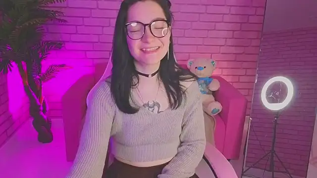 Snapshot of Linda_Sweetiest chatting on 11/21/25, 01:48 Linda Sweetiest online show from 11/21/25, 01:48