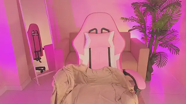 Snapshot of Linda_Sweetiest chatting on 12/05/25, 12:52 Linda Sweetiest online show from 12/05/25, 12:52