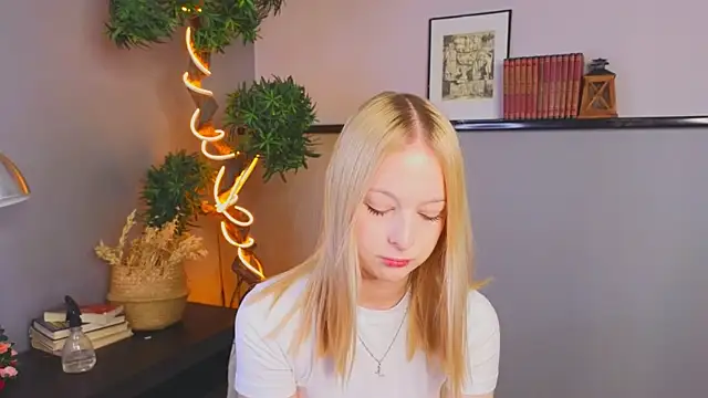 YungLyssy online show from 11/18/25, 03:23