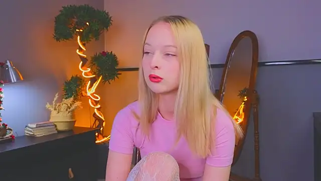 YungLyssy online show from 12/16/25, 04:17