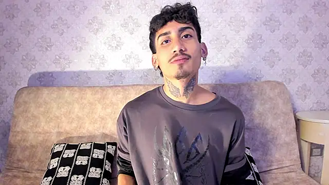 Snapshot of Mr_Strike chatting on 11/14/25, 02:32 Mr Strike online show from 11/14/25, 02:32