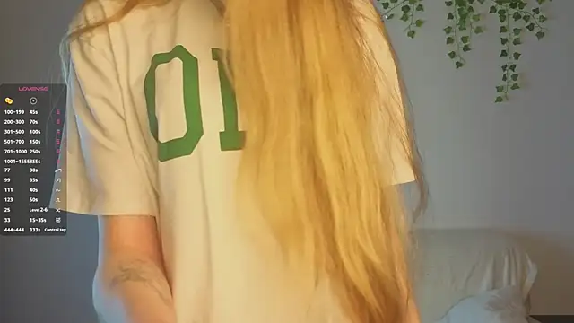 KissyCloud online show from 11/21/25, 08:02