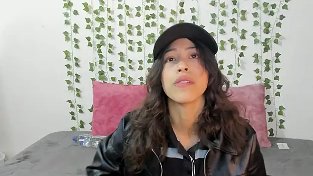 Snapshot of emily_jonessxx chatting on 01/15/26, 04:44 emily jonessxx online show from 01/15/26, 04:44