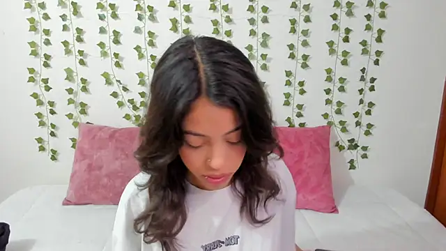 Snapshot of emily_jonessxx chatting on 02/14/26, 02:36 emily jonessxx online show from 02/14/26, 02:36