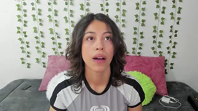 Snapshot of emily_jonessxx chatting on 03/24/26, 06:02 emily jonessxx online show from 03/24/26, 06:02