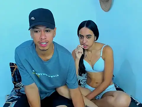 Snapshot of karoll_and_erik chatting on 10/22/25, 01:44 karoll and erik online show from 10/22/25, 01:44