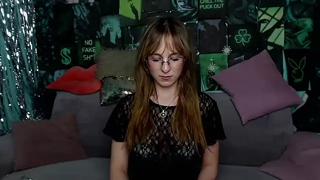 Snapshot of AlishaKellyi chatting on 04/04/26, 04:48 AlishaKellyi online show from 04/04/26, 04:48