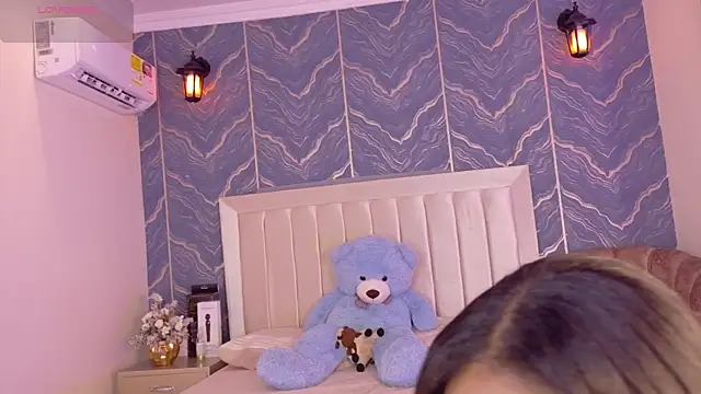 iam nicolle online show from 11/28/25, 12:41