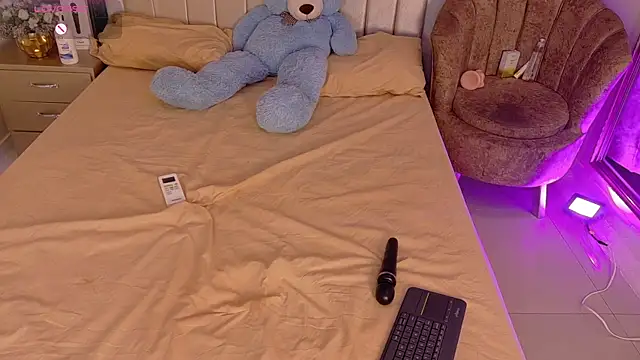 iam nicolle online show from 12/04/25, 12:47