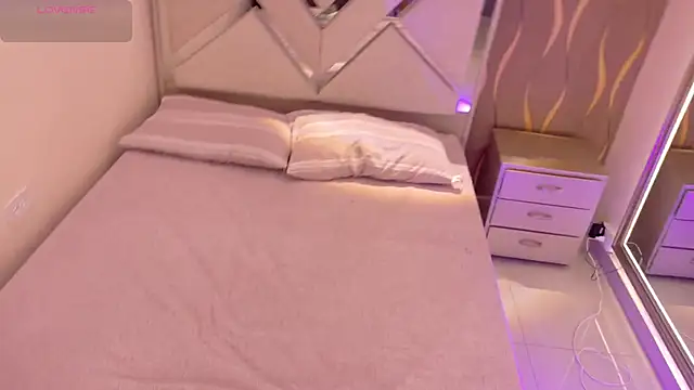 Snapshot of iam_nicolle chatting on 02/14/26, 01:52 iam nicolle online show from 02/14/26, 01:52