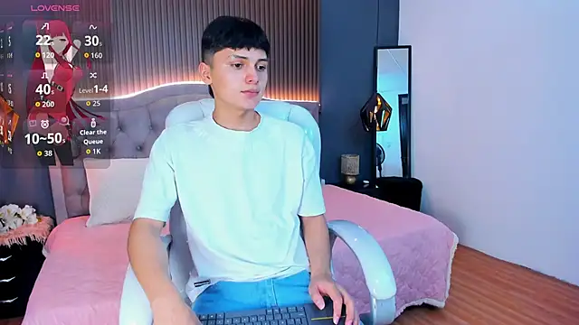 Maxii18  online show from 10/31/25, 06:42