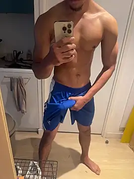 Snapshot of bigDickParis92 chatting on 10/23/25, 02:16 bigDickParis92 online show from 10/23/25, 02:16