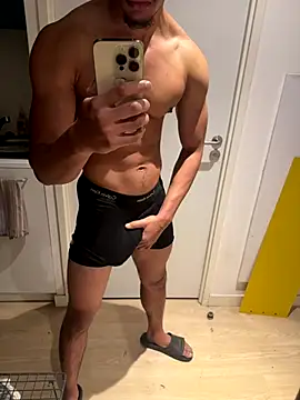 Snapshot of bigDickParis92 chatting on 10/24/25, 09:44 bigDickParis92 online show from 10/24/25, 09:44