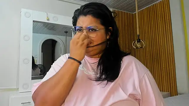 Hanna curvy  online show from 11/16/25, 12:00