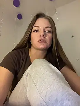 Snapshot of EllaMoonlight chatting on 10/28/25, 04:20 EllaMoonlight online show from 10/28/25, 04:20