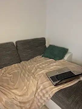 Snapshot of EllaMoonlight chatting on 12/17/25, 10:10 EllaMoonlight online show from 12/17/25, 10:10