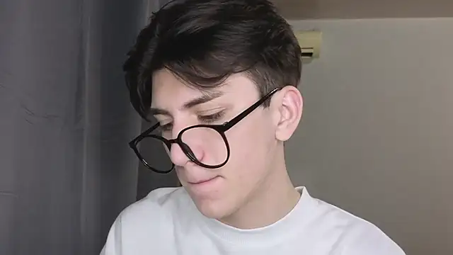 Oliver star boy  online show from 11/17/25, 04:35