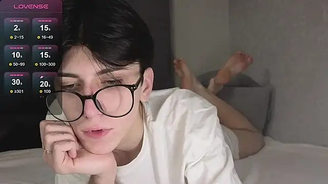 Snapshot of Oliver_star_boy_ chatting on 12/21/25, 10:28 Oliver star boy online show from 12/21/25, 10:28