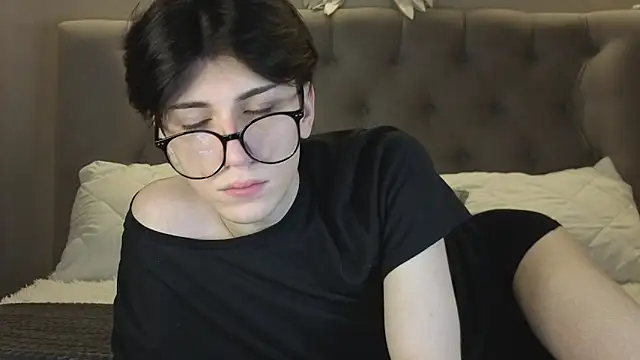 Snapshot of Oliver_star_boy_ chatting on 01/09/26, 01:25 Oliver star boy online show from 01/09/26, 01:25