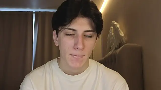 Snapshot of Oliver_star_boy_ chatting on 01/12/26, 12:10 Oliver star boy online show from 01/12/26, 12:10