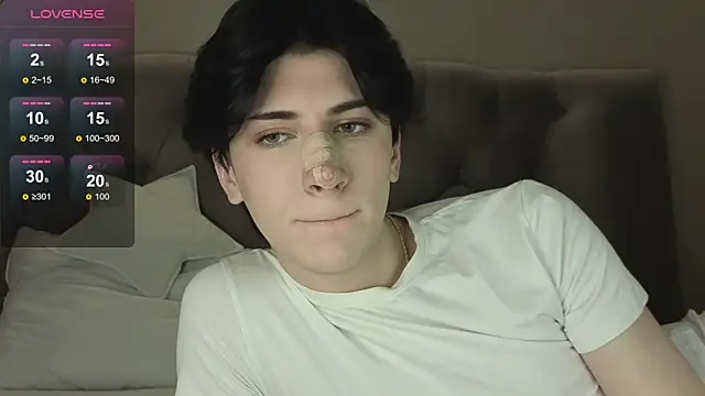 Snapshot of Oliver_star_boy_ chatting on 02/22/26, 04:16 Oliver star boy online show from 02/22/26, 04:16