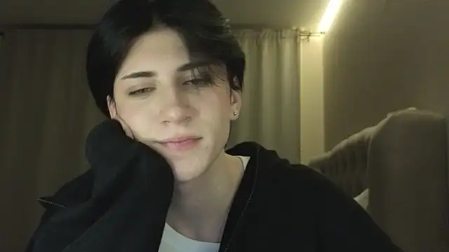 Snapshot of Oliver_star_boy_ chatting on 03/15/26, 08:37 Oliver star boy online show from 03/15/26, 08:37