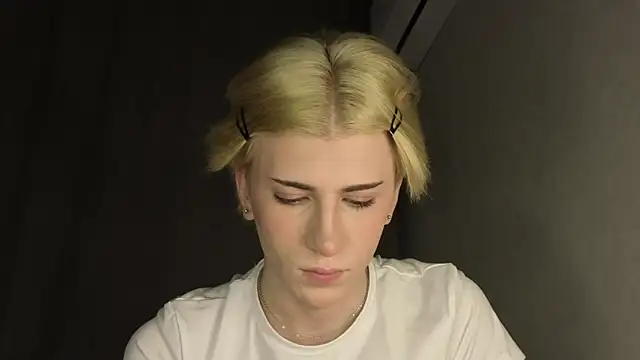 Snapshot of Oliver_star_boy_ chatting on 05/12/26, 06:16 Oliver star boy online show from 05/12/26, 06:16