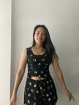 Bee Yellow00 online show from 10/27/25, 08:24