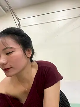 Bee Yellow00 online show from 10/30/25, 05:20