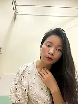 Bee Yellow00 online show from 11/10/25, 04:33