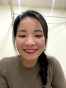 Bee Yellow00 online show from 11/12/25, 04:35