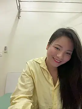 Bee Yellow00 online show from 12/03/25, 04:31