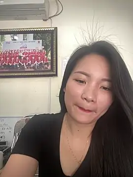 Bee Yellow00 online show from 04/25/26, 04:26
