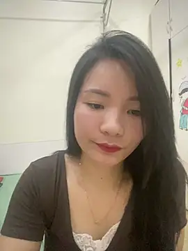 Bee Yellow00 online show from 04/28/26, 04:50