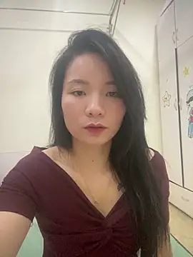 Bee Yellow00 online show from 04/29/26, 05:22
