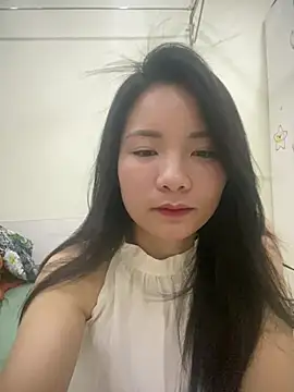 Bee Yellow00 online show from 05/04/26, 04:41
