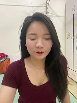 Bee Yellow00 online show from 05/06/26, 04:41