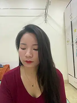 Bee Yellow00 online show from 05/12/26, 04:42