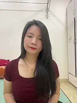 Bee Yellow00 online show from 05/13/26, 04:32