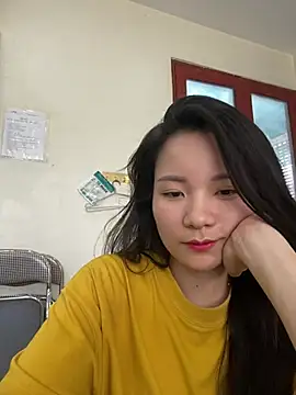 Bee Yellow00 online show from 06/13/26, 04:32