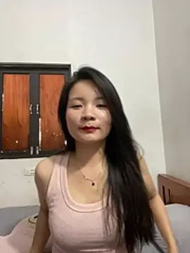 Bee Yellow00 online show from 06/17/26, 03:53