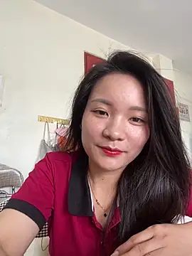 Bee Yellow00 online show from 06/18/26, 03:18