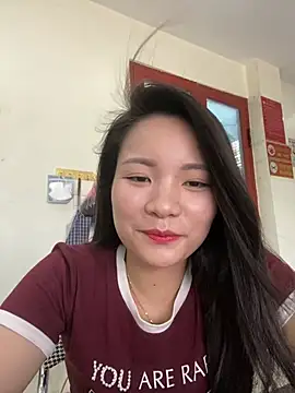 Bee Yellow00 online show from 06/23/26, 04:54