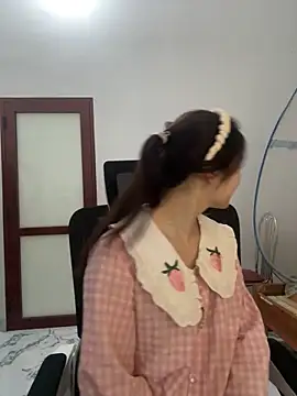 Snapshot of Pig_pig11 chatting on 12/15/25, 01:43 Pig pig11 online show from 12/15/25, 01:43